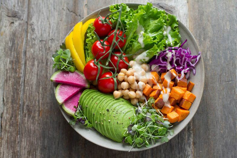 Verduras ricas en fibra en un menú de dieta proteica